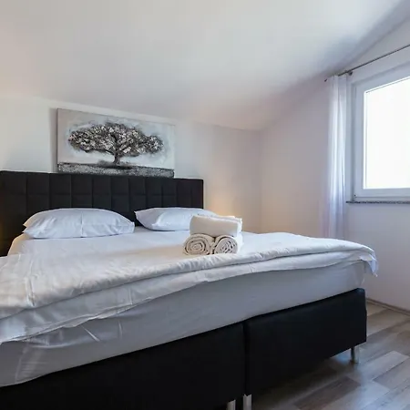 Ivan07 Spacious 3br With Terrace Zadar